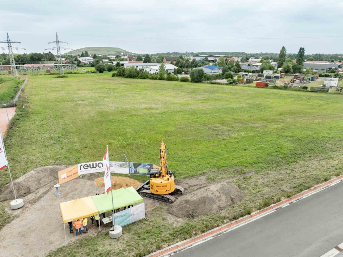 Grüne Wiese im Gewerbegebiet Sehnde bei Hannover